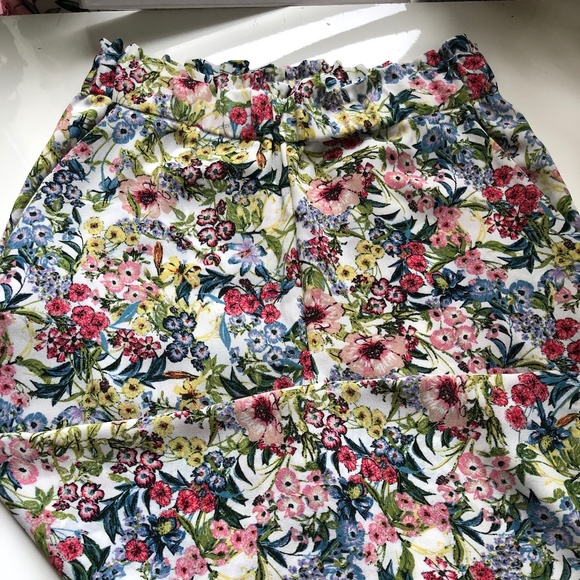 NWT, H&M Floral Crop Pants, Size 4 - Picture 2 of 7
